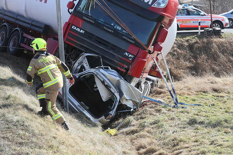In Thüringen hat ein Lkw einen Pkw zerquetscht. Für die Insassen kam jede Hilfe zu spät.