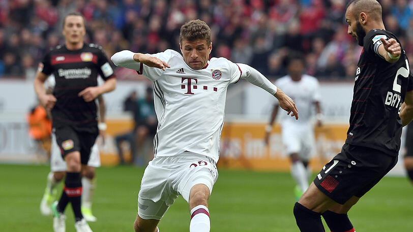 THOMAS MÜLLER: Bewegte sich zwar gut zwischen den Linien, doch der Weltmeister kann Lewandowski nicht unvergessen machen. Vor Leno macht er einen Haken zu viel und scheitert kläglich. Note 4
