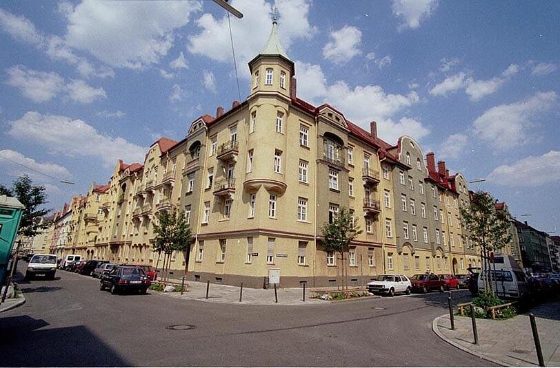 Schmiedeeiserne Balkone, Erker und Türmchen: In Sendling prägen viele Genossenschafts-Altbauten (mit günstigen Wohnungen) das Stadtbild.