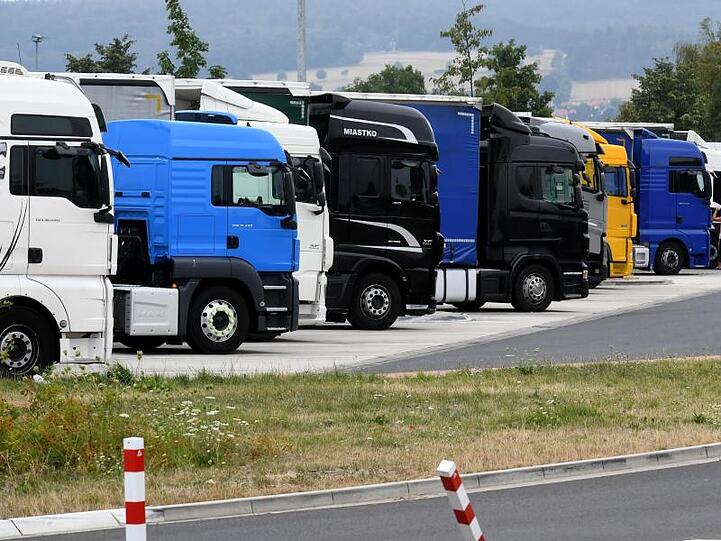 Künftig sollen die rund zwei Millionen Fernfahrer in Europa ihre wöchentlichen Ruhezeiten nicht mehr in der Kabine verbringen dürfen.