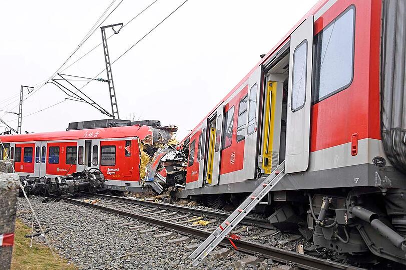 Am Tag nach dem Frontalzusammenstoß zweier S-Bahnen in Schäftlarn mit einem Toten und 18 Verletzten laufen am Unfallort weiter Untersuchungen.