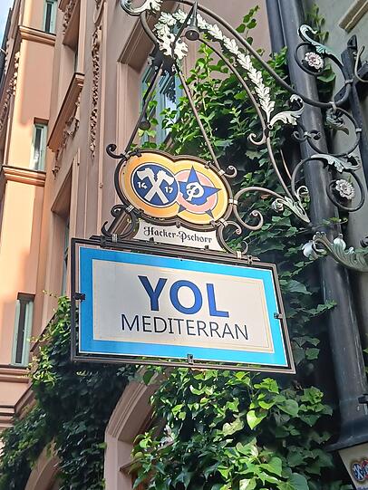Das Yol am schönen Roecklplatz.