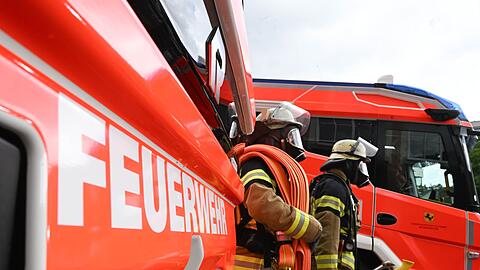 Wegen der sommerlichen Temperaturen hatte einige Feuerwehrkr&auml;fte Herz-Kreislauf-Beschwerden. (Symbolbild)