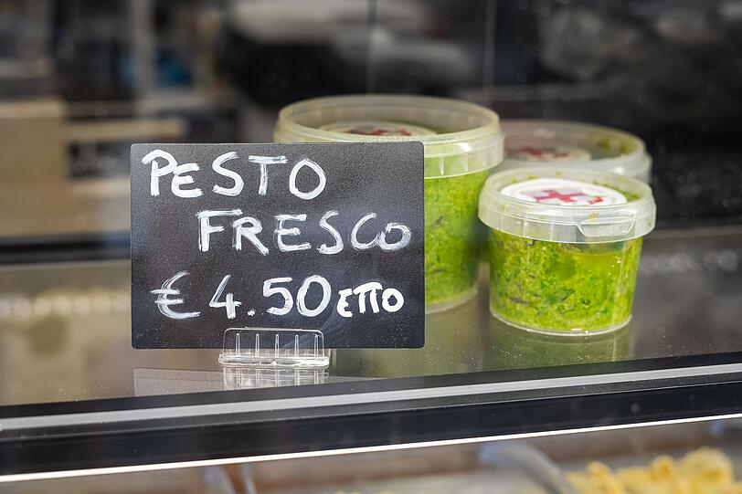 Die Bezeichnung "Pesto Genovese" darf eigentlich nur die gr&uuml;ne Paste nach Originalrezept tragen. Andernfalls hei&szlig;en die So&szlig;en "Pesto verde" oder "Pesto alla Genovese". Pesto kommt vom Verb "pestare" was auf Deutsch so viel hei&szlig;t wie "zersto&szlig;en".