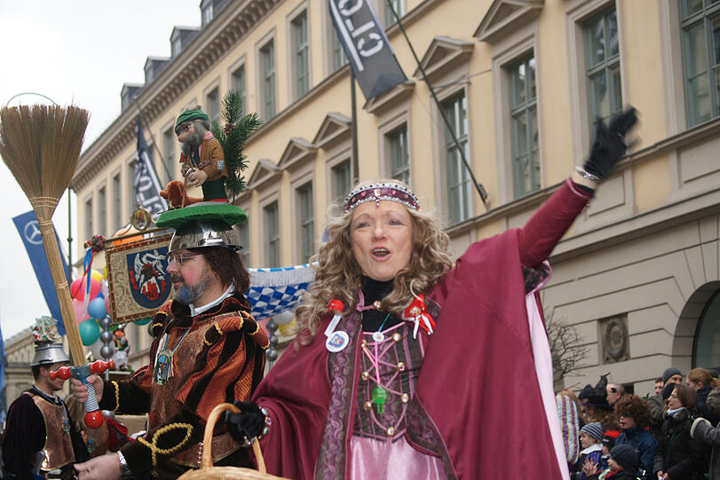 Die Münchner Faschingsumzüge am Königs- und Odeonsplatz.