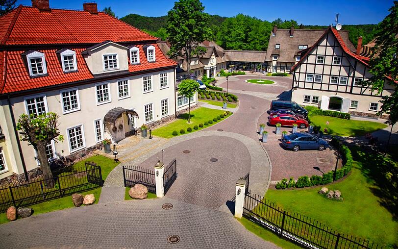 Im Hotel Dwor Oliwski in Danzig ist man auf die deutsche Nationalmannschaft bestens vorbereitet. Hier wird Jogis Elf die nächsten Wochen residieren - die Bilder.