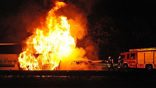Die Feuerwehrmänner stehen einer haushohen Wand aus Flammen gegenüber. Zehn Minuten später haben sie das Feuer gelöscht. Die Feuerwehrmänner stehen einer haushohen Wand aus Flammen gegenüber. Zehn Minuten später haben sie das Feuer gelöscht.