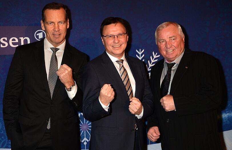 Der frühere Boxer Henry Maske (l) mit Boxtrainer Ulli Wegner (r) und Volker Heeres