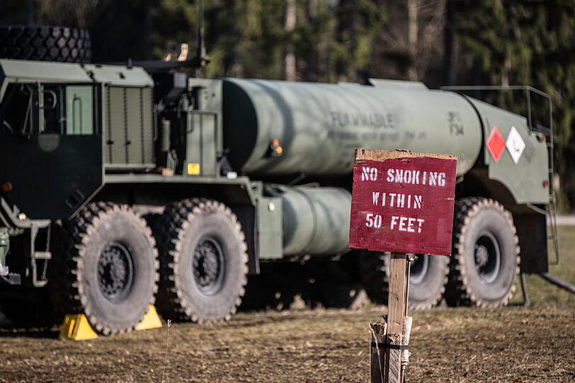 Kennt man normalerweise nur aus Hollywood-Streifen: Schwere Panzerwagen und Black Hawks der US Army. Derzeit üben die Soldaten Evakuierungen im Gebirge bei Traunstein. Hier gibt's die Fotos.