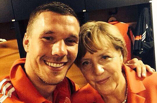 "Hier das versprochene Selfie mit der Kanzlerin", schrieb Poldi unter das Foto.