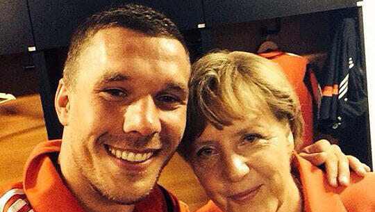 "Hier das versprochene Selfie mit der Kanzlerin", schrieb Poldi unter das Foto. "Hier das versprochene Selfie mit der Kanzlerin", schrieb Poldi unter das Foto.