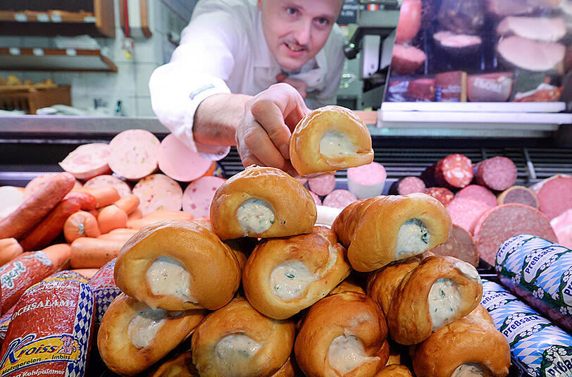 Metzgermeister Albert Kohlpaintner hat das Weißwurst-Stangerl erfunden.