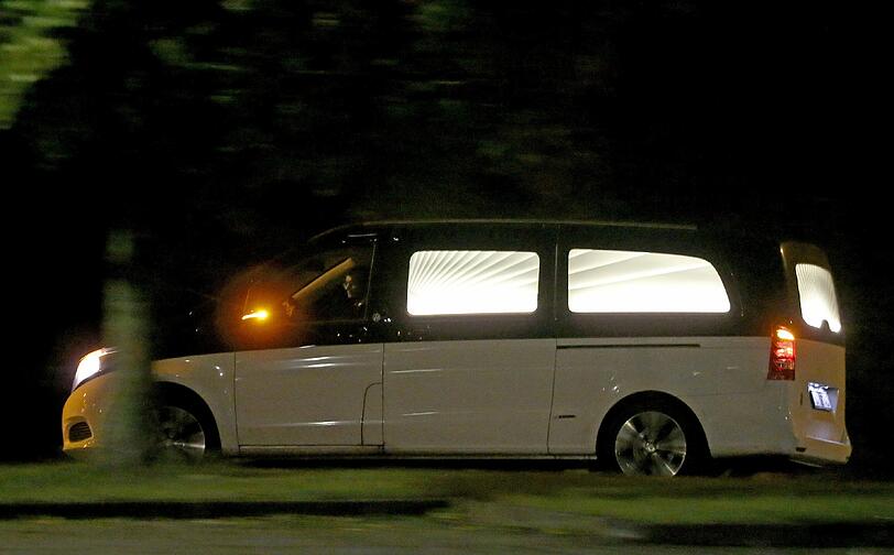 Dschaber al-Bakr beging Selbstmord: In der Nacht auf Donnerstag fuhr in der JVA Leipzig ein Leichenwagen vor - Die Bilder.