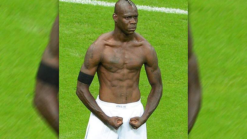 Bekannt dürfte dieser Sixpack vor allem bei deutschen Fußballfans sein: Mario Balotelli schoss die deutsche Nationalmannschaft bei der EM 2012 aus dem Turnier - seine Muskeln sind sein ultimativer Machtbeweis.