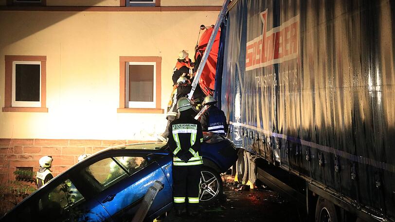 Der Sattelzug rammte ein geparktes Auto und donnerte gegen ein Haus. Die Rettung des Fahrers gestaltete sich extrem kompliziert.