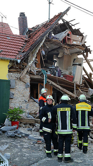 Das zerstöre Haus in Himmelstadt: Die Ursache für die Verpuffung ist noch unklar.