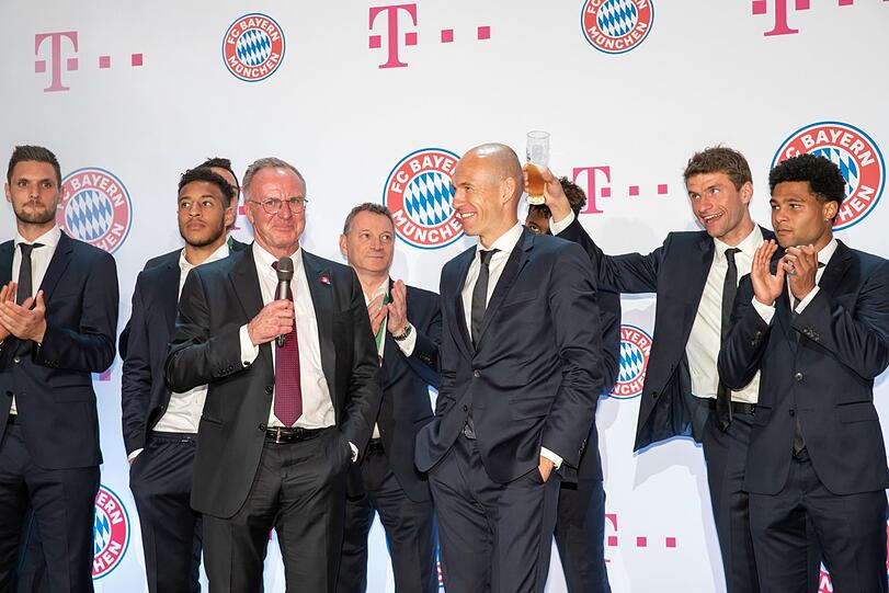 Bayern-Stars und -Vorstand ließen sich beim gemeinsamen Bühnenauftritt feiern.