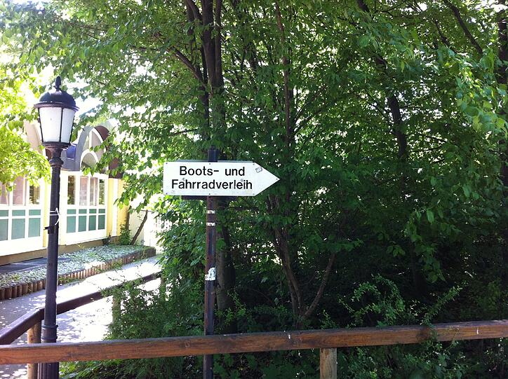 Bootfahren oder Radeln - beides gibt's zu mieten.