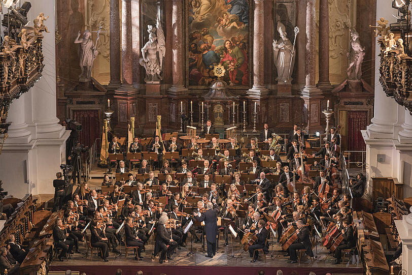 Macht optisch viel her, auch wenn es wegen allzu viel Hall nur mäßig klingt: Die Münchner Philharmoniker spielen eine Symphonie von Anton Bruckner in der Klosterkirche von St. Florian in der Nähe von Linz.