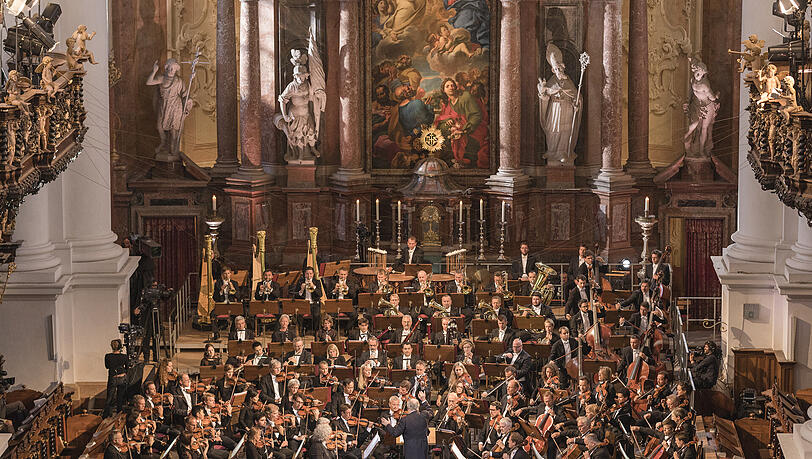 Macht optisch viel her, auch wenn es wegen allzu viel Hall nur mäßig klingt: Die Münchner Philharmoniker spielen eine Symphonie von Anton Bruckner in der Klosterkirche von St. Florian in der Nähe von Linz. Macht optisch viel her, auch wenn es wegen allzu viel Hall nur mäßig klingt: Die Münchner Philharmoniker spielen eine Symphonie von Anton Bruckner in der Klosterkirche von St. Florian in der Nähe von Linz.