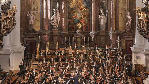 Macht optisch viel her, auch wenn es wegen allzu viel Hall nur mäßig klingt: Die Münchner Philharmoniker spielen eine Symphonie von Anton Bruckner in der Klosterkirche von St. Florian in der Nähe von Linz.