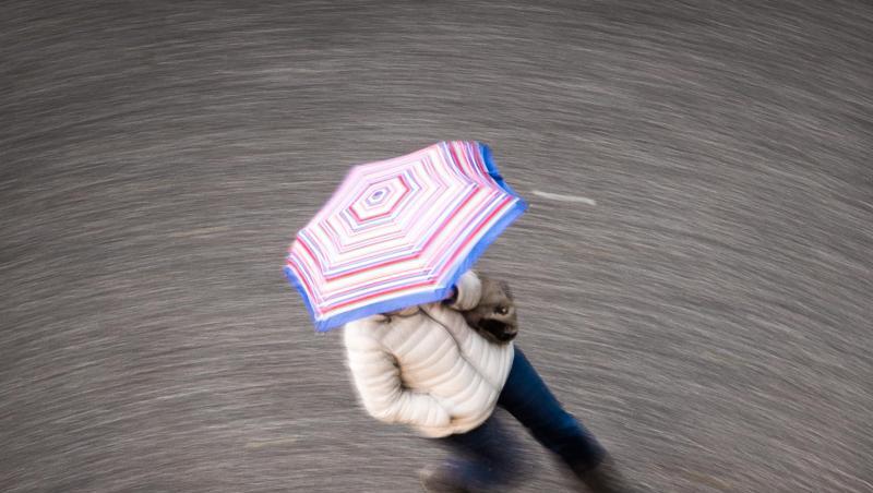 Eine Frau geht bei Regen durch eine Straße. Foto: Frank Rumpenhorst/dpa/Archivbild Eine Frau geht bei Regen durch eine Straße. Foto: Frank Rumpenhorst/dpa/Archivbild