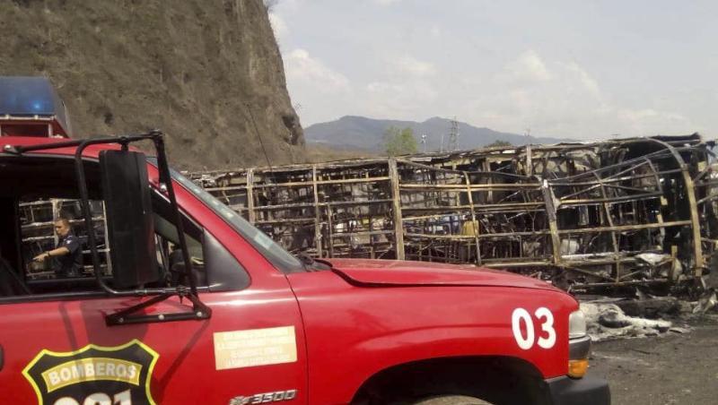 Feuerwehrleute sind nach dem Busunfall im Einsatz. Bei dem schweren Unglück im Osten Mexikos sind 21 Menschen ums Leben gekommen. Feuerwehrleute sind nach dem Busunfall im Einsatz. Bei dem schweren Unglück im Osten Mexikos sind 21 Menschen ums Leben gekommen.