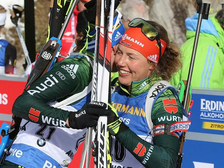 Laura Dahlmeier (r) wird im Ziel von Vanessa Hinz beglückwünscht.