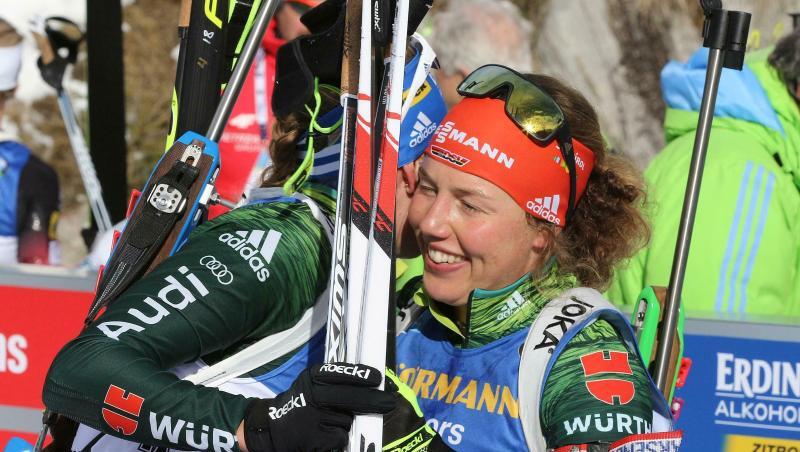 Laura Dahlmeier (r) wird im Ziel von Vanessa Hinz beglückwünscht. Laura Dahlmeier (r) wird im Ziel von Vanessa Hinz beglückwünscht.