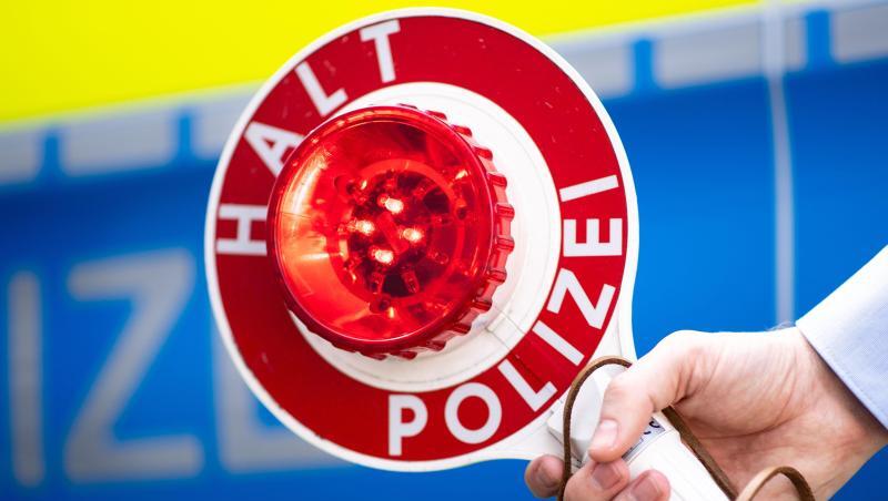 Ein Polizist hält eine Polizeikelle mit der Aufschrift "Halt Polizei" in der Hand. Foto: Marius Becker/Archiv Ein Polizist hält eine Polizeikelle mit der Aufschrift "Halt Polizei" in der Hand. Foto: Marius Becker/Archiv