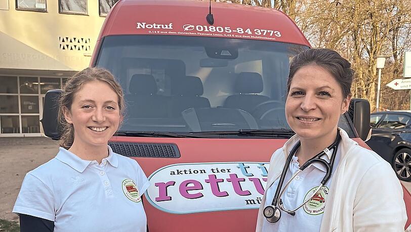 Lotta M&uuml;ller (l.) und Elisabeth Wagmeister (r.) nach ihrer Schicht vor dem Wagen der Tierrettung.