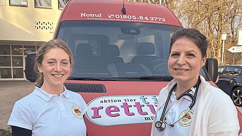 Lotta M&uuml;ller (l.) und Elisabeth Wagmeister (r.) nach ihrer Schicht vor dem Wagen der Tierrettung.