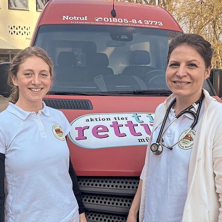 Lotta M&uuml;ller (l.) und Elisabeth Wagmeister (r.) nach ihrer Schicht vor dem Wagen der Tierrettung.