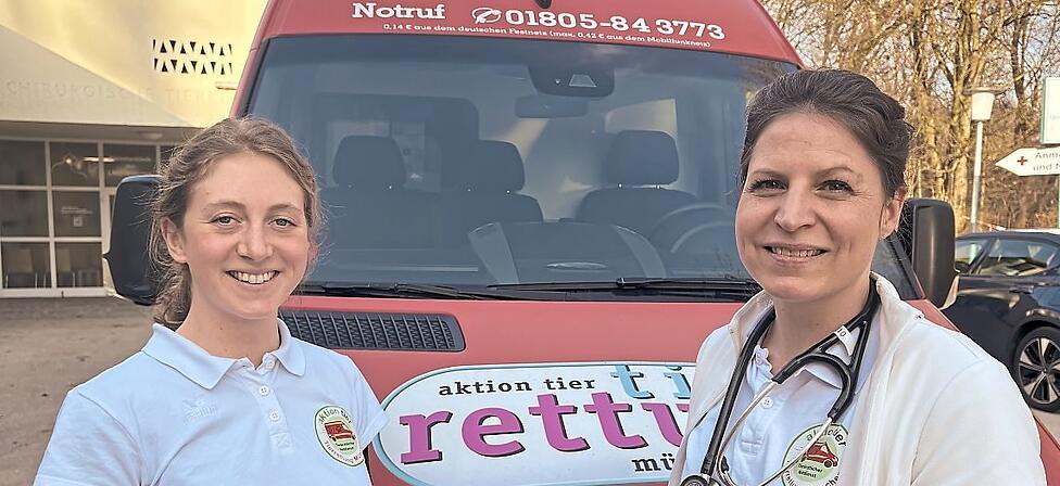 Lotta M&uuml;ller (l.) und Elisabeth Wagmeister (r.) nach ihrer Schicht vor dem Wagen der Tierrettung.