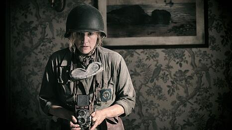 Kate Winslet verk&ouml;rpert in "Die Fotografin" Lee Miller, die den Schrecken des Zweiten Weltkriegs auf ihre Art mit der Kamera dokumentierte.