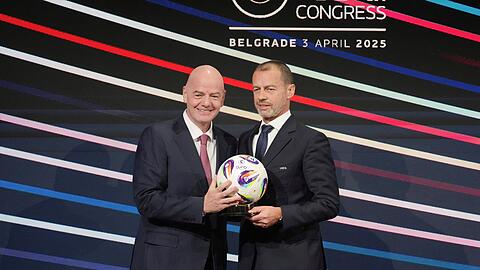 Aleksander Ceferin (r) will kein FIFA-Pr&auml;sident werden, Gianni Infantino soll es nicht bleiben. (Archivbild)
