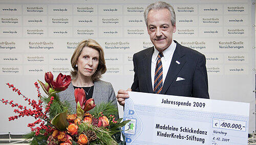 Will sich „mehr denn je“ um ihre KinderKrebs-Stiftung kümmern: Madeleine Schickedanz – hier bei der Scheckübergabe durch KQV-Boss Peter M. Endres. Will sich „mehr denn je“ um ihre KinderKrebs-Stiftung kümmern: Madeleine Schickedanz – hier bei der Scheckübergabe durch KQV-Boss Peter M. Endres.