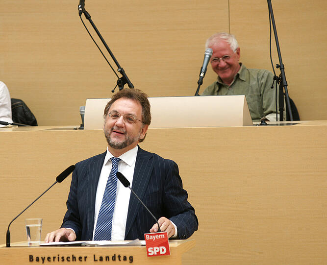 Die Landtags-SPD hat den &bdquo;SZ&ldquo;-Journalisten Heribert Prantl mit dem Wilhelm-Hoegner-Preis 2011 ausgezeichnet.