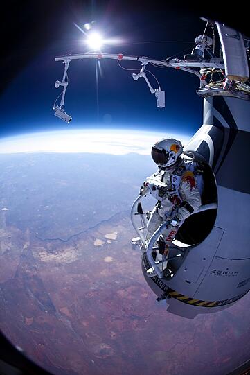 Irrer Sprung: Hier stürzt sich Extremsportler Felix Baumgartner aus 29 Kilometern Höhe in die Tiefe.