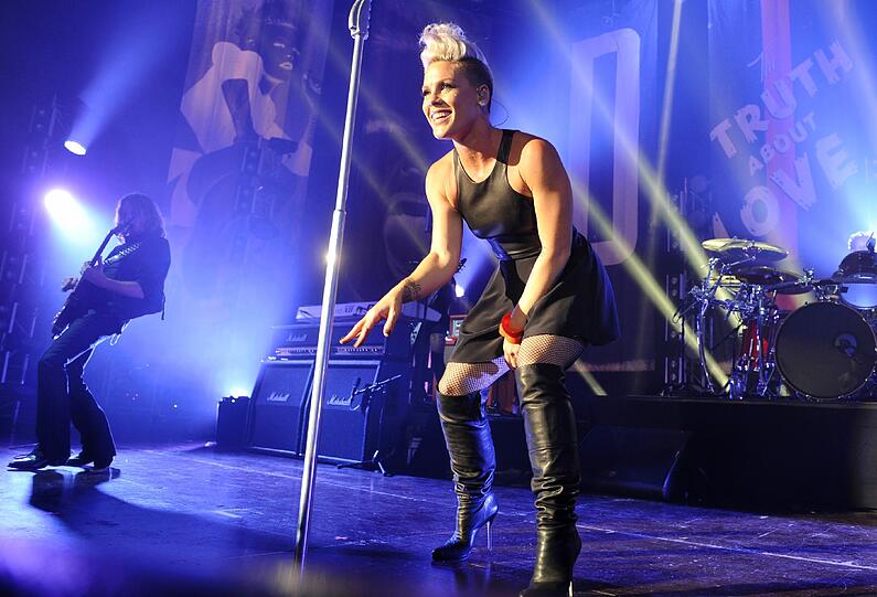 Pink rockt den Circus Krone.