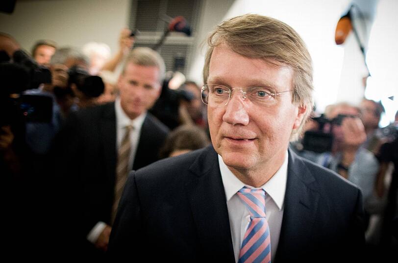 Wochenlang war er abgetaucht, jetzt sagt er vor dem Parlamentarischen Kontrollgremium aus: Kanzleramtsminister Ronald Pofalla, umringt von Kameras und Mikrofonen.