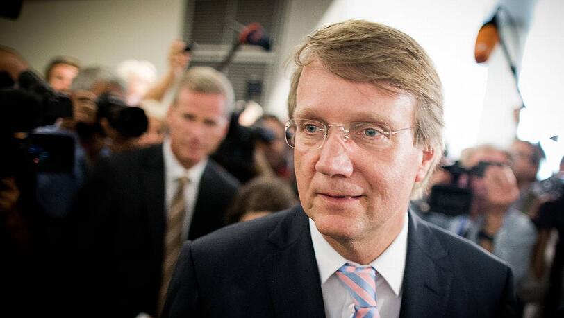 Wochenlang war er abgetaucht, jetzt sagt er vor dem Parlamentarischen Kontrollgremium aus: Kanzleramtsminister Ronald Pofalla, umringt von Kameras und Mikrofonen. Wochenlang war er abgetaucht, jetzt sagt er vor dem Parlamentarischen Kontrollgremium aus: Kanzleramtsminister Ronald Pofalla, umringt von Kameras und Mikrofonen.