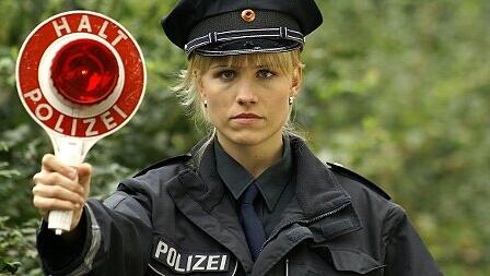 Eine Polizistin bei einer Verkehrskontrolle (Symbolbild) Eine Polizistin bei einer Verkehrskontrolle (Symbolbild)