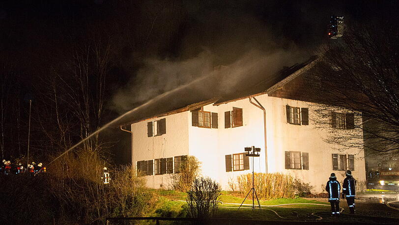 Zwei Mädchen hatten den Brand gemeldet. Zwei Mädchen hatten den Brand gemeldet.