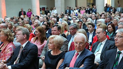 Edmund Stoiber mit Frau Karin vorne. Dahinter CSU-Bürgermeister Josef Schmid mit Frau Natalie.
