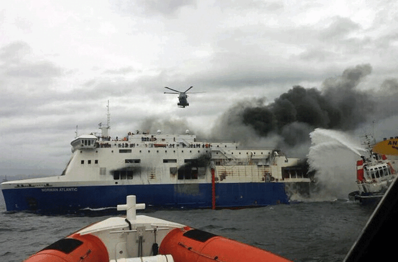 Hubschrauber und Boote im Rettungseinsatz vor der havarierten "Norman Atlantic".
