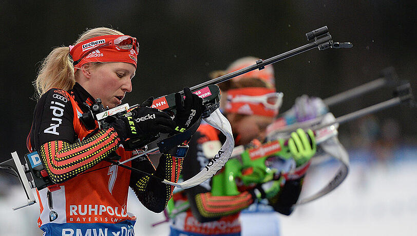 Franziska Hildebrand lag nach einer Strafminute dann 1:10,8 Minuten hinter der fehlerfreien Siegerin Dorothea Wierer zurück. Franziska Hildebrand lag nach einer Strafminute dann 1:10,8 Minuten hinter der fehlerfreien Siegerin Dorothea Wierer zurück.