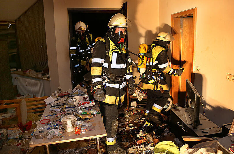 Bilder vom Brand aus Waldkraiburg. In der Küche einer Dachgeschosswohnung hat die Spülmaschine Feuer gefangen.