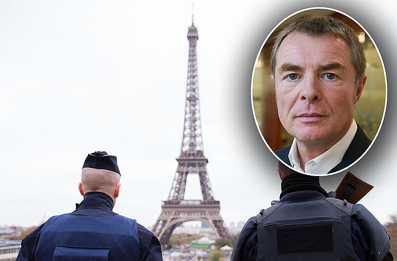 Zwei Polizisten vor dem Eiffelturm in Paris: "Viele Menschen fühlen sich sicherer, wenn sie mehr Polizei oder Militär sehen", sagt Spahn.