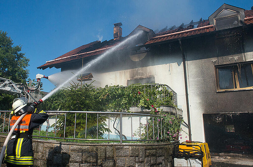 Bilder vom zerstörten Wohnhaus im niederbayerischen Metten. Eine Explosion setzte das Haus in Brand.
